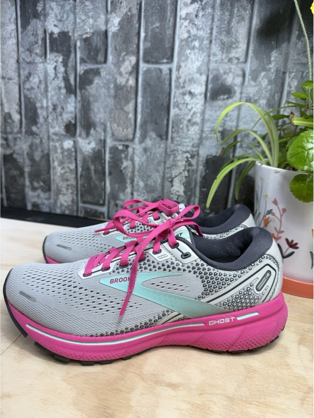 Brooks Ghost 14 Women’s Gray/Pink Low Top Lace-Up Mesh Sneakers 120356-1B-024
